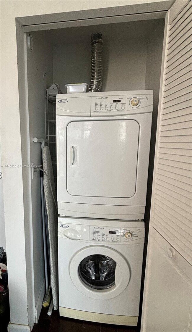 Building Photo - 3451 NE 1st Ave