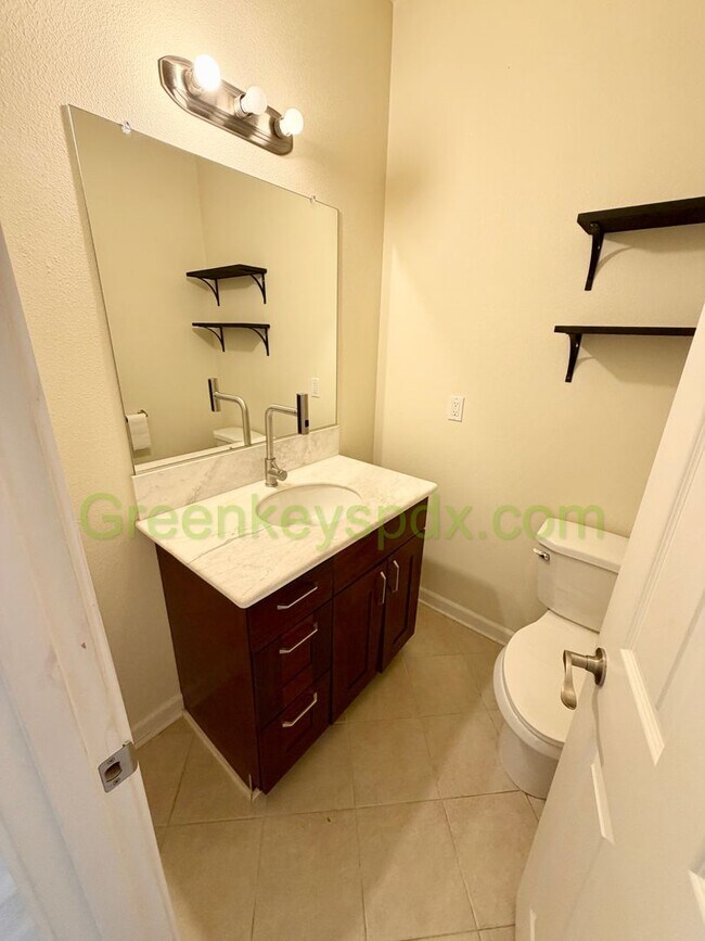 Building Photo - Gorgeous House in Upscale Neighborhood in Tigard, 5 Bedrooms plus Den/Office, 3.5 Bathrooms, Larg...