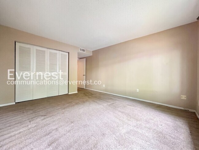 Building Photo - Spacious 2 Bed, 2 Bath Condo with Modern Amenities / No Pets Allowed / Available No!