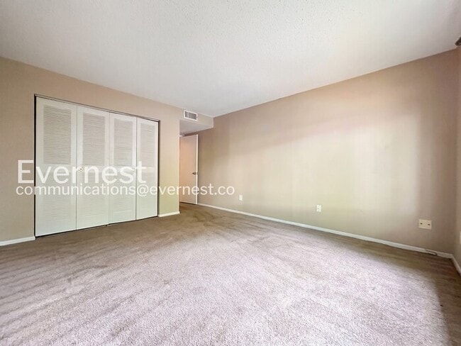 Building Photo - Spacious 2 Bed, 2 Bath Condo with Modern Amenities / No Pets Allowed / Available Now!