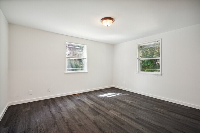 Building Photo - 2119 Duvall Ave NE