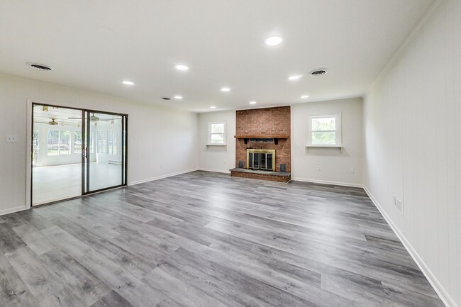 Building Photo - 5 Bed / 3 Bath / deep lot/ 2 driveways and...
