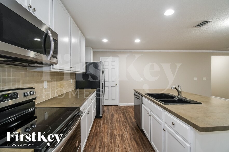 Building Photo - 12178 Alexandra Dr