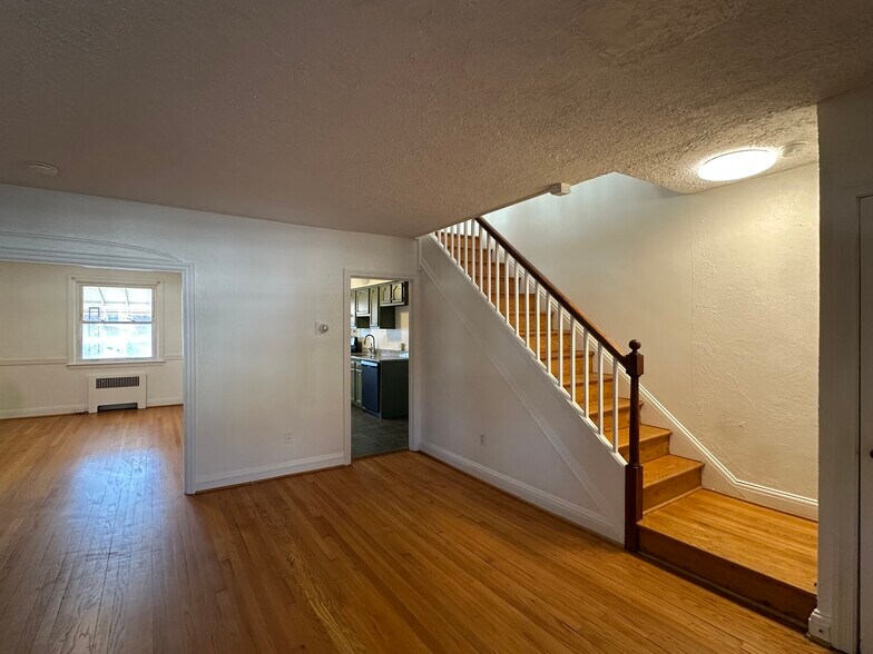 Main Entry. - 3823 Crestlyn Rd