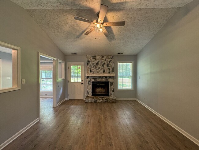 Building Photo - Cute 3 Bed 2 Bath Home in Spring Lake