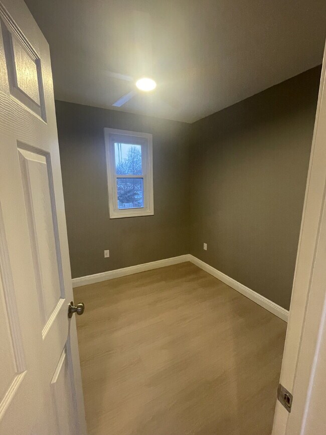 Building Photo - 3 Bedroom Fresh Renovation in Leetsdale!