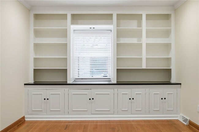 Building Photo - 709 Clyde St