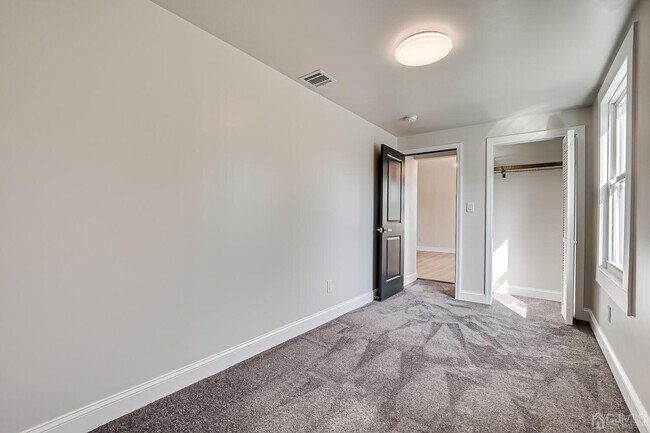 Building Photo - 324 Main St