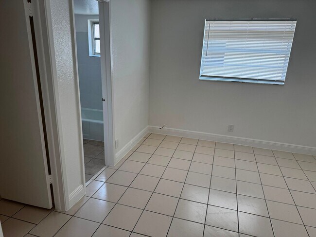 Building Photo - One bedroom apartment in Pompano Beach