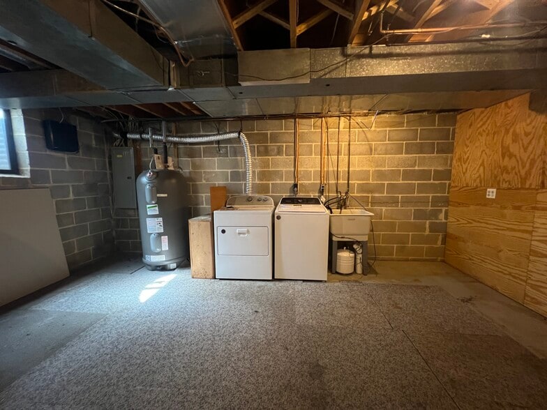 Building Photo - 919 Putnam Blvd