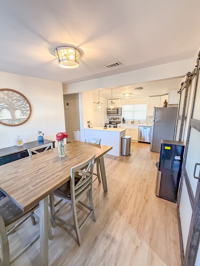 Building Photo - 76 Carson Dr NE