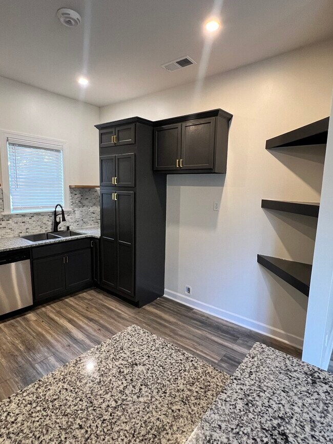 Building Photo - Newly Renovated Rental Home