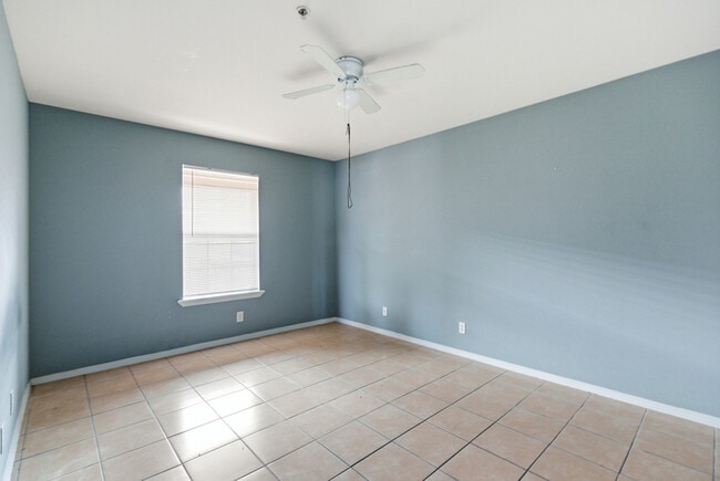 Building Photo - 7627 Windsor Oaks