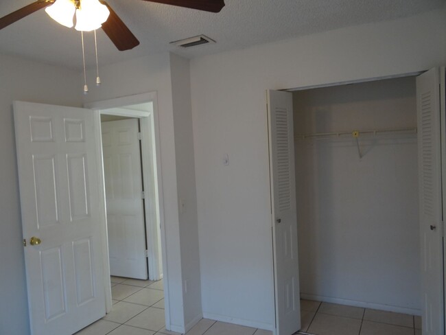 Building Photo - Super Clean Annual 2 bed 1 bath 1 garage h...