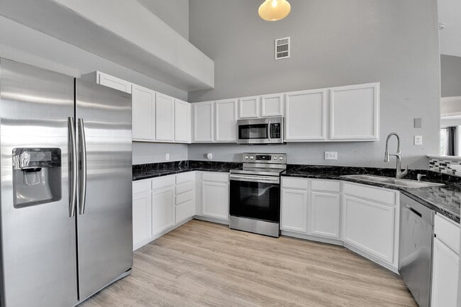 Building Photo - $2,100 - 2 Bed, 2 Bath Updated Townhome in...