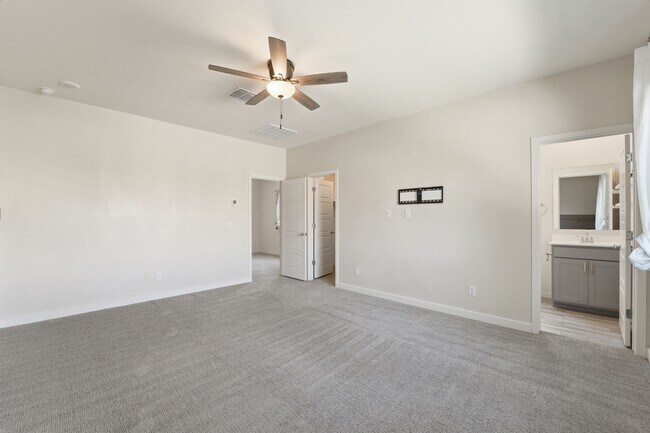 Building Photo - Stylish 2-bedroom, 2.5 bathroom townhouse in a desirable Phoenix location!