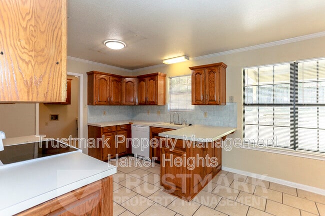 Building Photo - 800 Silver Creek Dr