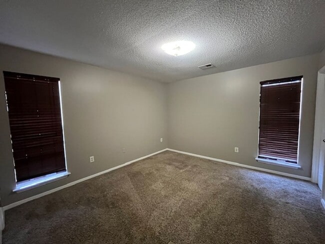 Building Photo - Renovated 3 Bedroom 2 Bath Home with 1 Car Garage!