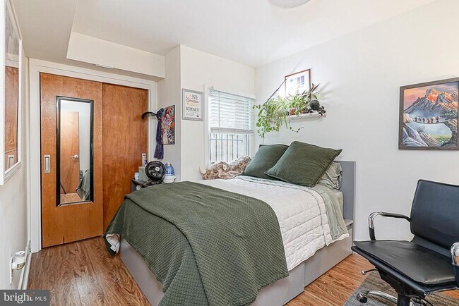 Building Photo - 1926 Bainbridge St