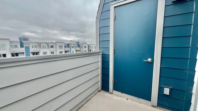 Building Photo - Top Floor Sweet and Spacious studio with resort style amenities and In-Unit Washer & Dryer!