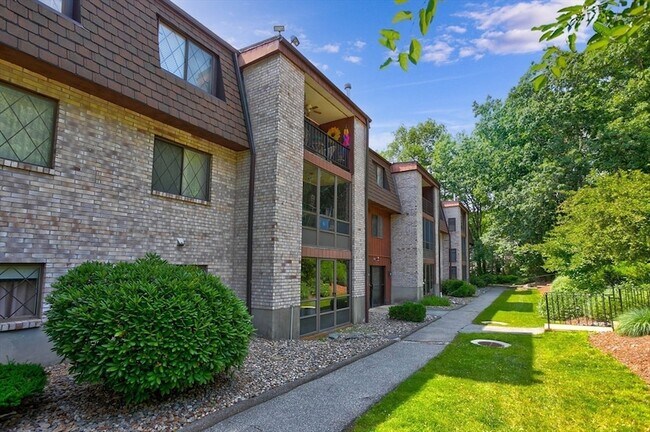 Building Photo - 7 Greenbriar Dr