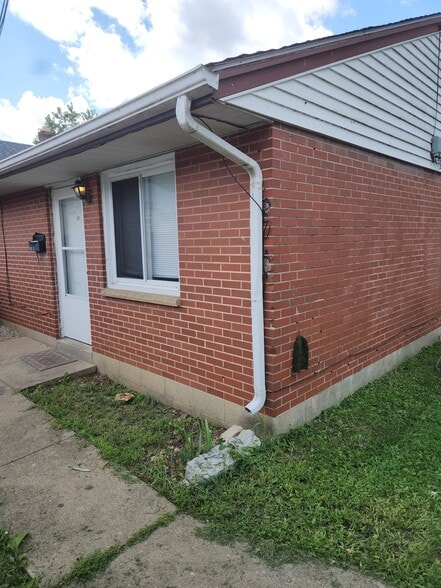 Building Photo - 2121 Bellefontaine Ave