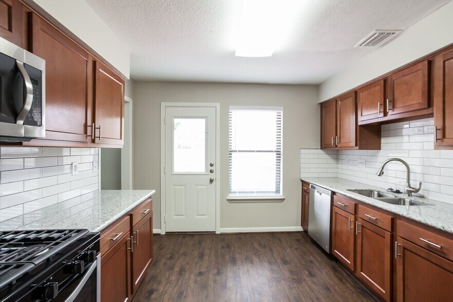 Building Photo - 501 Hunters Ln