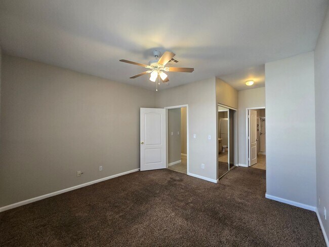 Building Photo - Beautiful 2 Bedroom Condo with Garage!