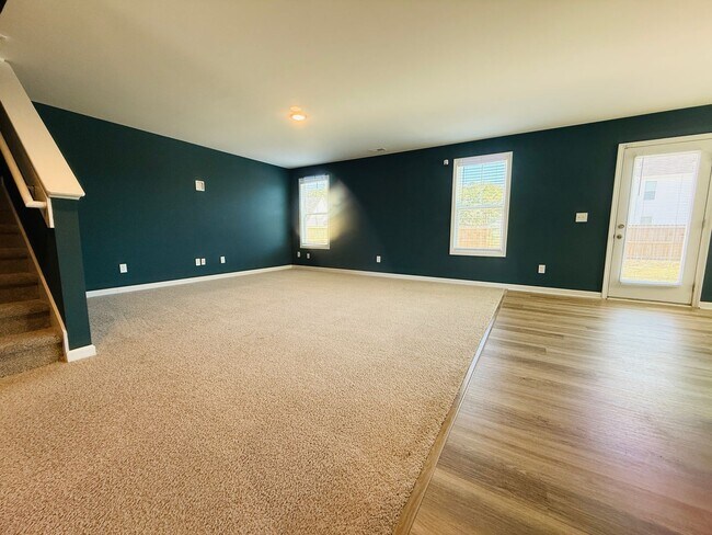 Building Photo - Valley End