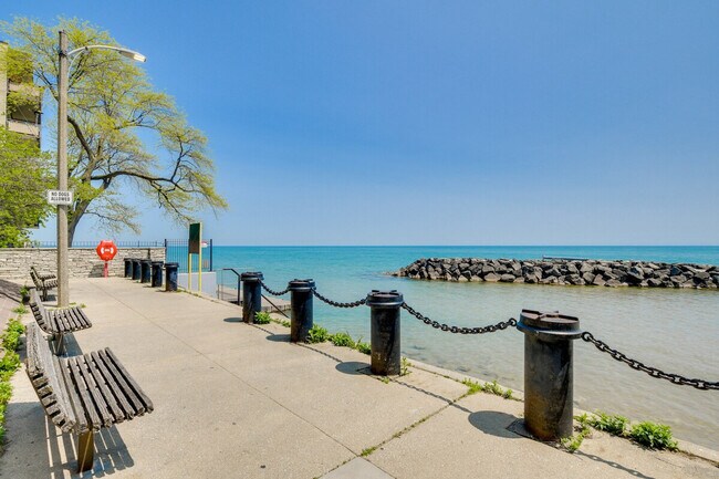 Building Photo - 7425 N Sheridan Rd