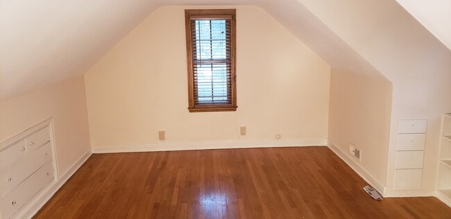 Master Bedroom - 4101 Hillcrest Dr