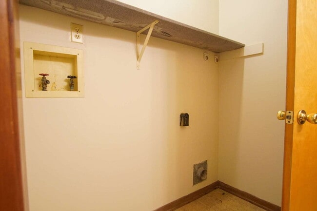 Building Photo - Spacious End-Unit Townhome with Lake Views...