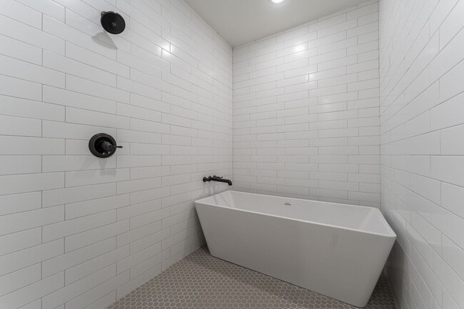 Building Photo - Beautiful Home on Two Acres