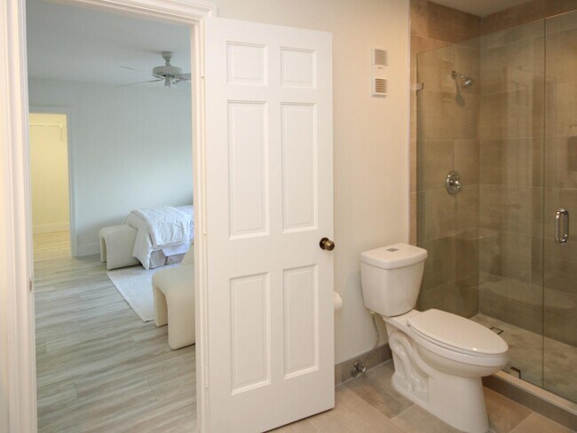Building Photo - 11877 Pebblewood Dr