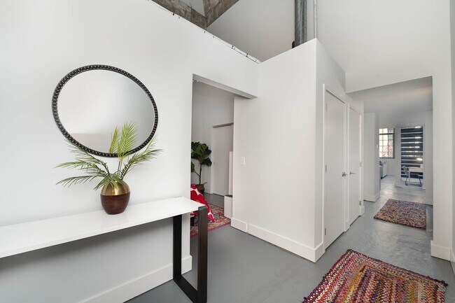 Building Photo - 2 Bedroom 2 Bath Loft Along the Little Mia...