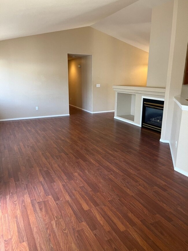 Building Photo - Beautiful 4 bedroom 2 bathroom single family house with Fenced backyard and 3 car garage