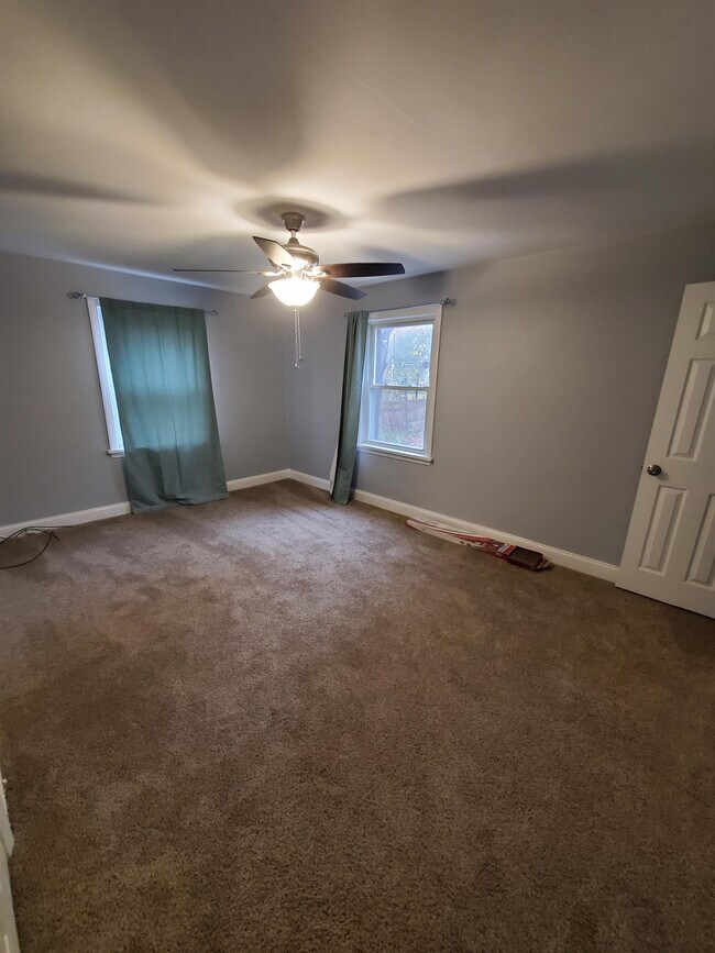 Building Photo - 85 Lyndale Dr
