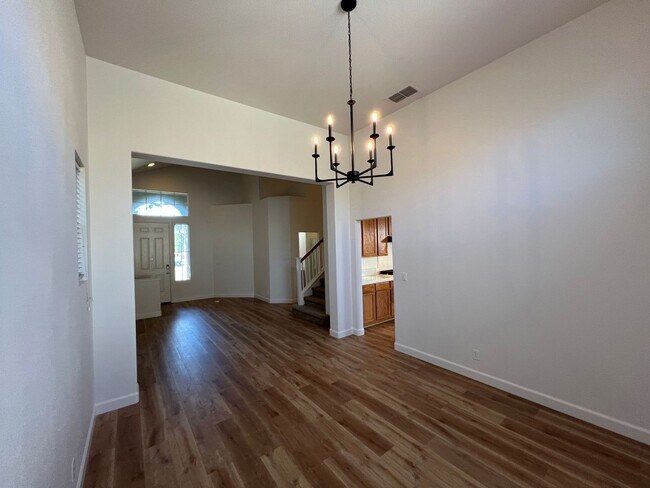 Building Photo - 5 bedroom home located in Sylvan School District!
