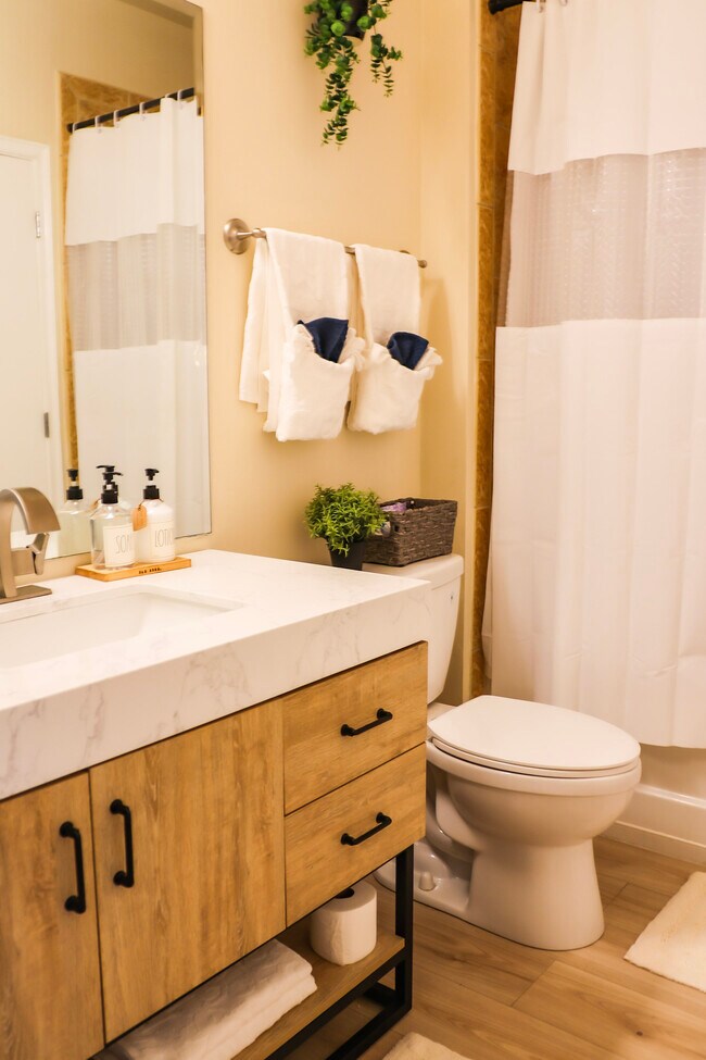 Building Photo - 898 Oak St NW