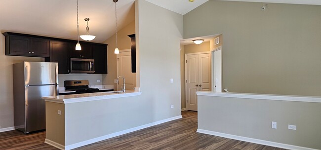 Building Photo - 1 Bedroom, 1 Bathroom, Mid, Second Floor, ...