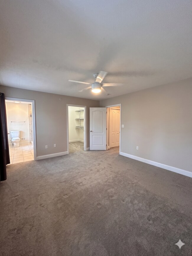 Building Photo - Modern 3-Level North Side Townhome with Garage