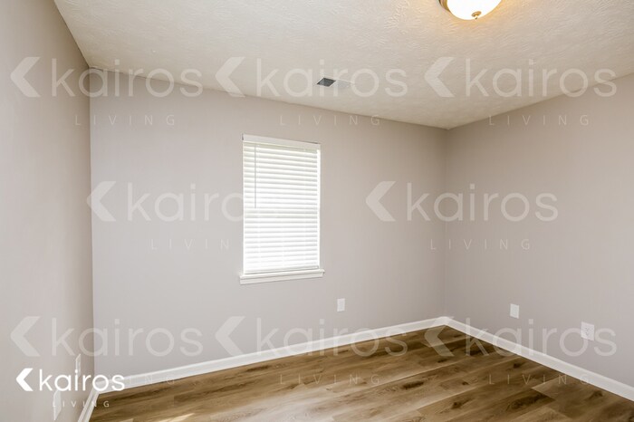 Building Photo - 385 Deer Park Dr