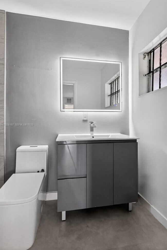 Building Photo - 708 SW 10th St