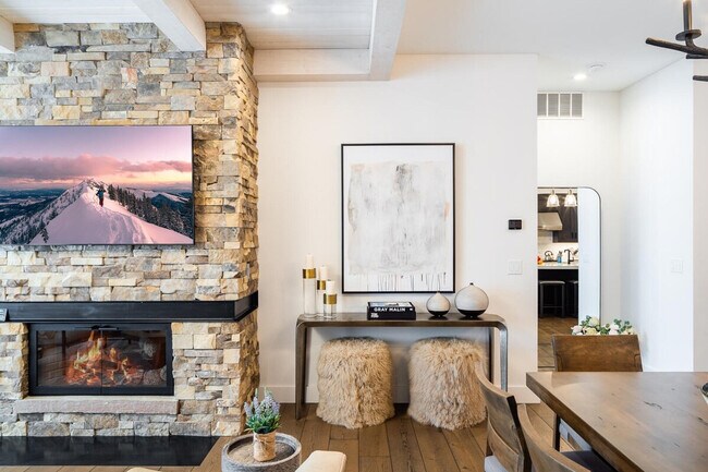 Building Photo - 5 Wildwood Rd W