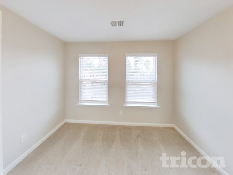 Building Photo - 2300 Shady Dr