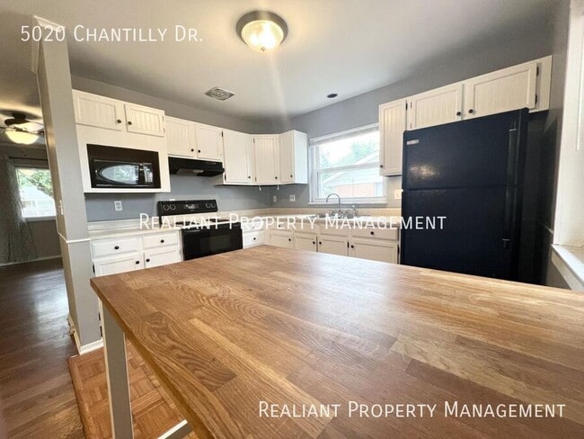 Building Photo - 5020 Chantilly Dr