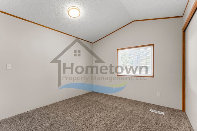 Building Photo - 2 Bedroom 1 Bath Home with Off-Street Park...