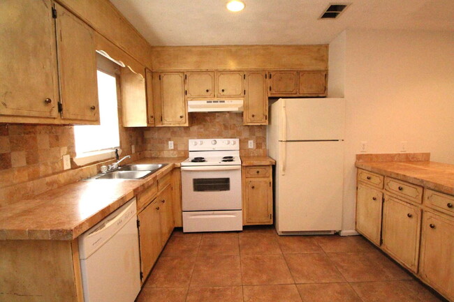 Building Photo - 2BR/1BA Apartment in Prime Pace Location –...
