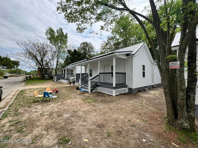 Building Photo - 112 E Dewey St