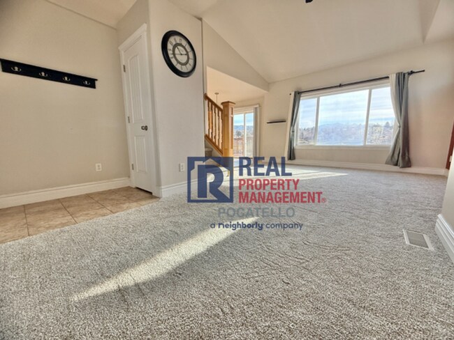 Building Photo - 3 bed 2.5 bath 2 car garage house - pets negotiable